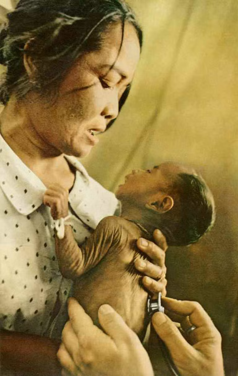 Bác sĩ quốc tế khám bệnh cho trẻ em ở một khu dân cư bên dòng Mekong ở Nam Lào.