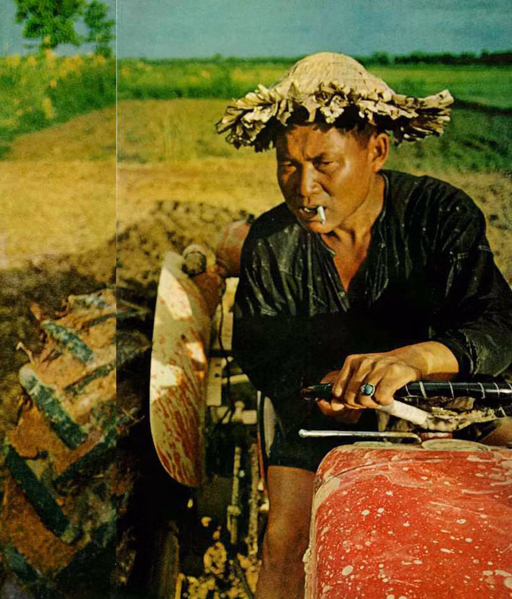 Nông dân Lào canh tác trên thửa ruộng gần sông Mekong với chiếc máy cày do Mỹ viện trợ.