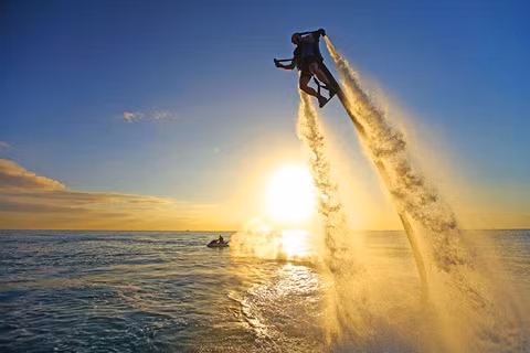  4. Động cơ phản lực Jetlev-Flyer. Bạn dự định đi ra biển ? Bạn có thu nhập khá ? Và tại sao bạn không đầu tư cho mình một động cơ phản lực dưới nước Jetlev-Flyer thú vị, đặt trên lưng với khả năng lên đến 260 mã lực và khiến cho bạn "bay" khoảng 10 m trên mặt nước ở tốc độ 40 km/ h. Bạn sẽ có 2 giờ vui vẻ trước khi phải sạc pin cho tiện ích công nghệ này ! Giá của nó khá đắt : hơn 100.000 euro một chút !