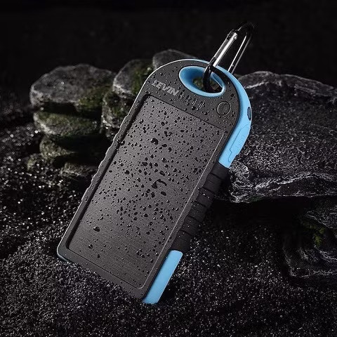  7. Pin sạc ngoài Levin 12 000mAh. Pin sạc ngoài thật cần thiết, đảm bảo cho bạn không bao giờ rơi vào tình trạng cạn kiệt pin ! Với công suất 12.000 mAh, sạc thông qua một bảng điều khiển năng lượng mặt trời, và hứa hẹn sạc khoảng 1.000 lần. Khả năng chịu nước, chống sốc, thiết bị lý tưởng cho những cuộc đi phượt hoặc đi cắm trại ngoài trời. Giá : 40 euro.