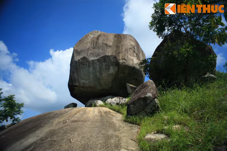 Trong suốt hai cuộc kháng chiến chống Pháp và chống Mỹ, khu vực Đá Chồng Định Quán là một phần quan trọng của Chiến khu Đ. Nơi đây đã chứng kiến sự hình thành, phát triển, trú quân, triển khai chiến đấu của lực lượng cách mạng.