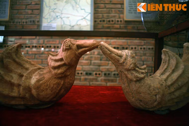 Đôi chim uyên ương được tạo hình rất sống động dùng để trang trí bờ nóc cung điện.