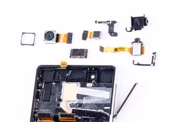 Tiếp đến là các thành phần như camera sau, camera trước, giắc cắm tai nghe, loa tai nghe ...