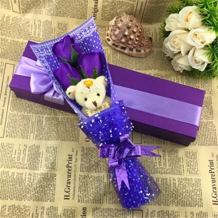 Bạn Hà Phương (chủ shop bán hàng Online) tiết lộ: "Gần ngày 20/10, h oa hồng sáp của cửa hàng được đặt mua khá nhiều. Giá bán lẻ là 20.000 đồng/bông. Các bó từ 11 bông trở lên khá đắt, bó 5 bông có giá 200.000 đồng. Người mua thích loại hoa này vì chúng khá bền, lại có mùi thơm dịu nhẹ. Hiện tại, cửa hàng có gần 200 đơn đặt hàng và dự kiến có thể tăng thêm khi gần sát ngày 20/10".