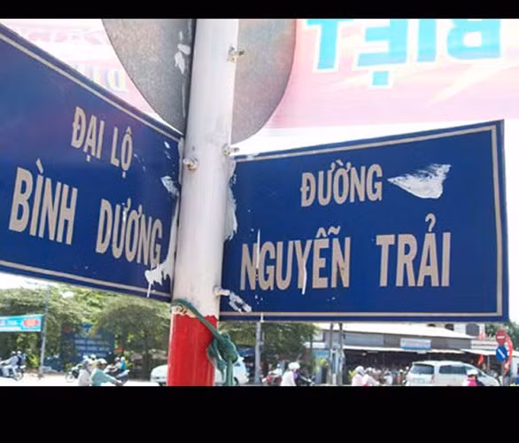 Lỗi sai dấu hỏi và dấu ngã trên biển tên đường phố.