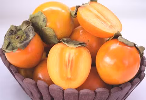 Khi mua, người tiêu dùng nên chọn loại hồng còn tươi, cuống còn tươi. Nếu như quả hồng đã bị phun thuốc bảo quản thì nũm quả hồng thường xuất hiện những vùng trắng.