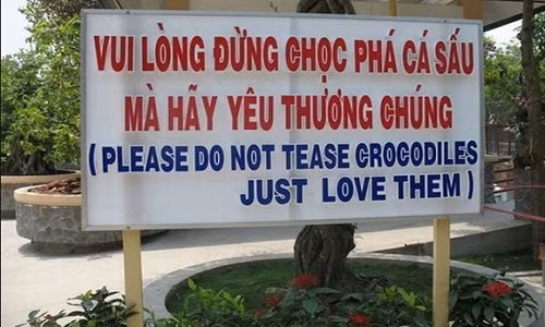 Một tấm biển nhắc nhở hãy "yêu thương" cá sấu.