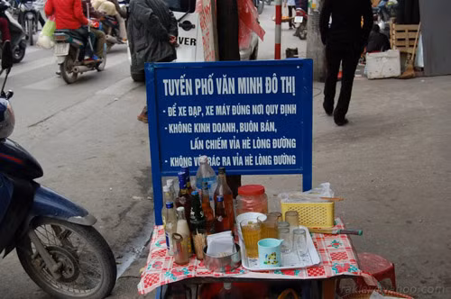 Hoàn toàn bỏ qua tấm biển thông báo, bày đồ bán công khai.