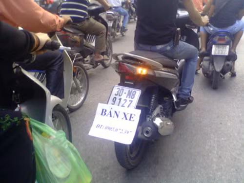Hai huoc bien thong bao, quang cao du bam xe may