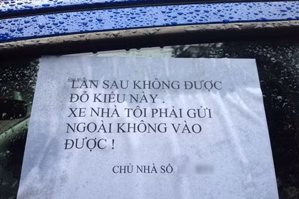 Không ít biển thông báo, giấy thông báo còn giữ được sự lịch sự với chiếc xe đỗ không đúng nơi, đúng chỗ.