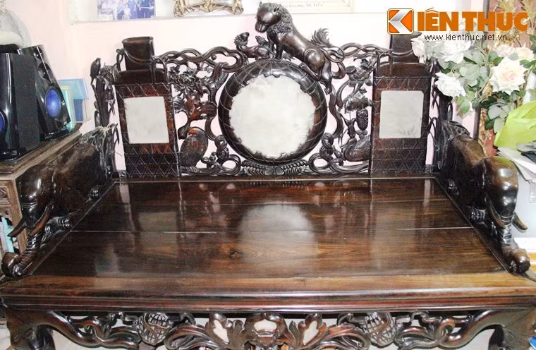 Đây không phải lần đầu đại gia Việt sở hữu sập gỗ giá trị gây sốc. Sập cổ “tam sư hí cầu, voi chầu phục” 300 năm tuổi thời Trung Hoa lục địa của ông Hoàng Văn Cường (TP HCM) từng có người ngã giá 2 triệu USD song ông không bán.