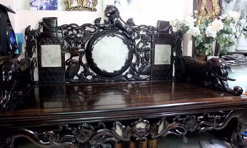 Nổi bật trên sập là tam sư hí cầu (3 con sư tử chơi với quả cầu), 2 vò rượu, chim chóc, hoa lá... Ảnh: Zing.