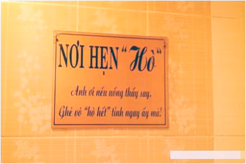 Một tấm biển thông báo hài hước, dí dỏm trong nhà vệ sinh.