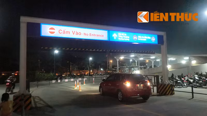 Khu vực bãi đỗ xe máy, xe đạp ước tính chứa 10.000 xe, bãi ô tô là 1000 xe. Trong đó, Aeon Mall có bãi đỗ xe tầng thượng dành riêng cho ô tô. Ảnh: Lối lên bãi đỗ xe trên tầng thượng.