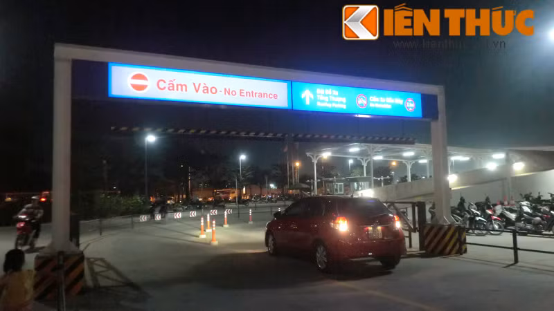 Ngoài ra, thay vì phải xuống các tầng hầm gửi ô tô thì tại trung tâm thương mại Aeon Mall, khách sẽ có riêng tầng thượng để xe ô tô với lối đi riêng. Các bãi gửi xe ở đây đều miễn phí cho khách.