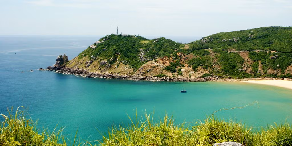 Du khách được ngắm nhìn khung cảnh ven bờ biển Vũng Rô có nhiều bãi cát vừa và nhỏ đẹp thơ mộng.