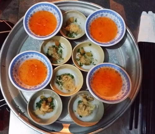 Giá một xửng 10 chén bánh bèo từ 10.000 – 15.000 đồng.