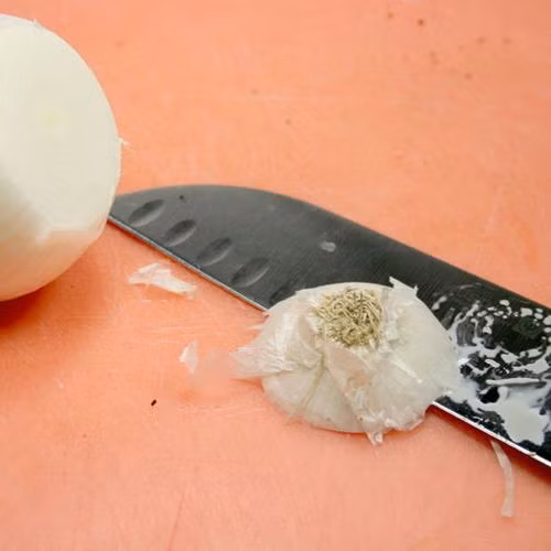 Với các bà nội trợ, hành tây đã được dùng để nấu ăn thì phần cuối có rễ của củ hành có thể tận dụng lại để trồng cây mới.