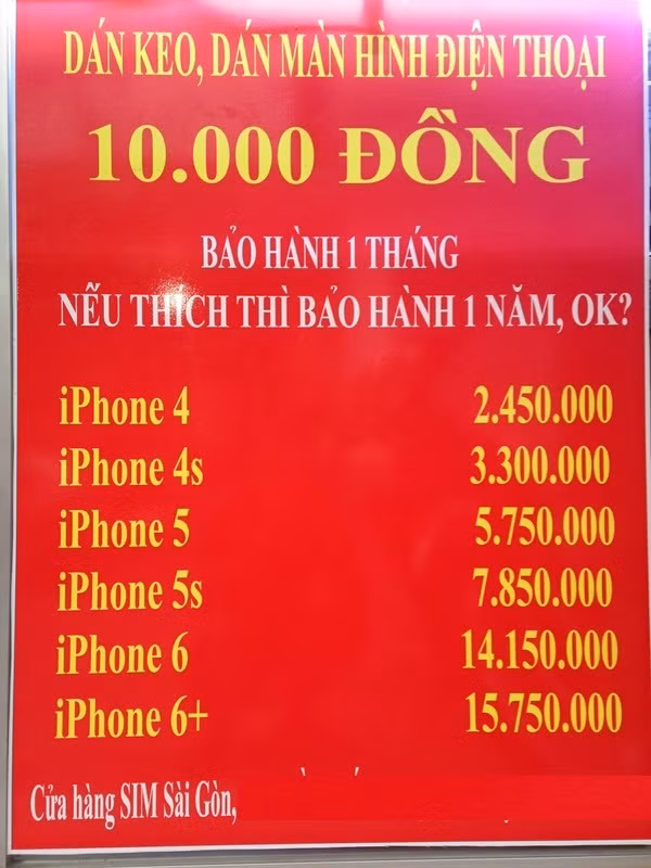 Cửa hàng này thậm chí còn chiều các "thượng đế" dán màn hình điện thoại, bảo hành 1 năm cho miếng dán 10.000 đồng.