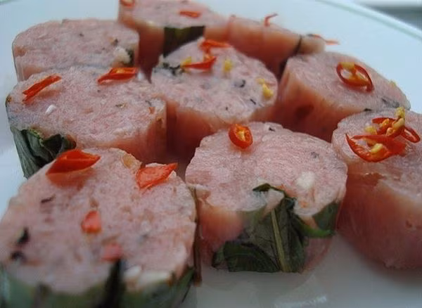 Som Moo (nem chua): Món này được làm từ thịt lợn sống xắt nhỏ, lên men - bao gồm cả thịt và da - được bọc trong lá màu xanh lá cây. Ớt tươi thường được trộn vào thịt, làm tăng thêm vị cay cho món khai vị Lào này. Người ta thường thưởng thức som moo với lá bắp cải sống và đậu chuỗi, giúp giảm độ chua.