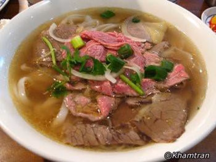 Phở Lào là một món phở bò có nguồn gốc từ Việt Nam, nhưng cũng thường được người dân địa phương ăn. Nó có những lát thịt bò, thịt lợn, hoặc thịt gà mỏng, tripe, thịt viên và đôi khi là các bộ phận nội tạng (tim, gan hoặc lưỡi). Phở Lào thường được phủ dầu ớt, nước cốt chanh, giá đỗ, đậu dài, húng quế và rau mùi.