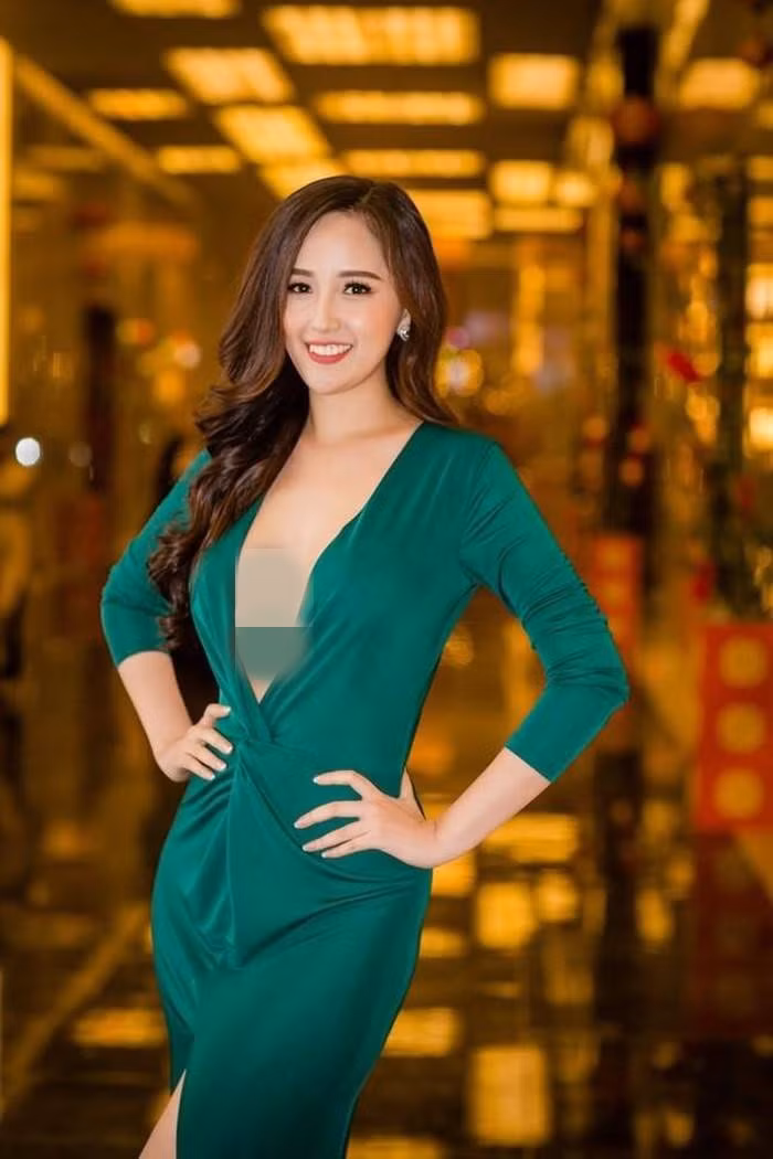 Hoa hậu Mai Phương Thúy được khen ngợi về dung nhan, chiều cao nổi trội nhưng phong cách thời trang lại không ổn định. Thậm chí, cô vướng phải rất nhiều lần với váy áo phản cảm, gây tranh cãi.