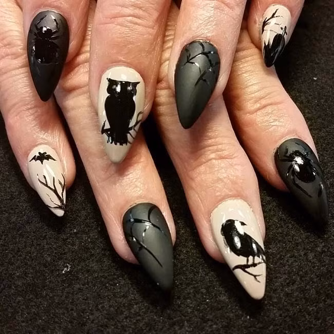 Đây cũng chính là một mẫu nail họa tiết cực kì sành điệu và lạ mắt.
