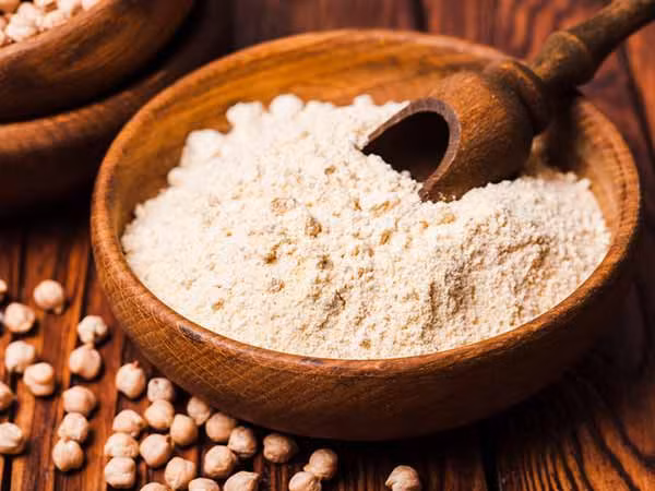 Sữa chua và bột đậu gà (besan): Trộn ½ bát sữa chua với 1 thìa canh bột đậu gà để tạo hỗn hợp sánh mịn, mát-xa lên mặt trong vài phút rồi xả sạch với nước lạnh. Cả sữa chua và bột đậu gà đều là các chất tẩy da chết dịu nhẹ giúp làm sạch da nhẹ nhàng.
