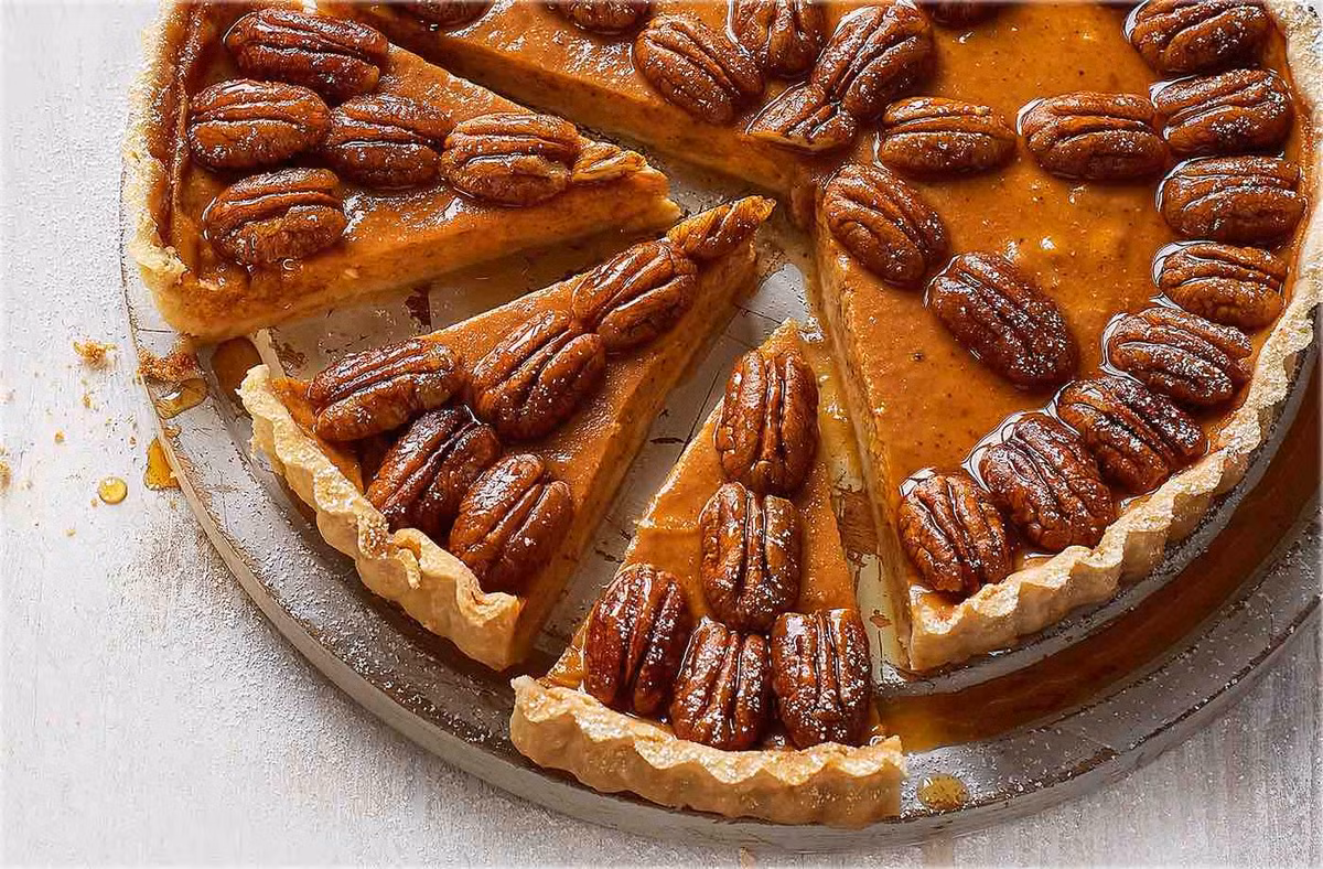 Pecan Pie (Mỹ): Người Mỹ có rất nhiều món ngon để thưởng thức vào dịp Giáng sinh. Trong đó, món tráng miệng được nhiều người ưa thích phải kể đến là Pecan Pie, một loại bánh táo với hạt hồ đào đầy ắp phía trên.