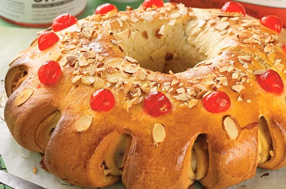 Rosca de Reyes được trang trí cùng một số loại mứt hoa quả. Thông thường, người Tây Ban Nha đặt một món đồ trang sức nhỏ hoặc đồng xu vào giữa chiếc bánh. Người dân quan niệm, nếu ai tìm thấy thứ được giấu trong bánh này sẽ gặp nhiều may mắn trong năm tới.