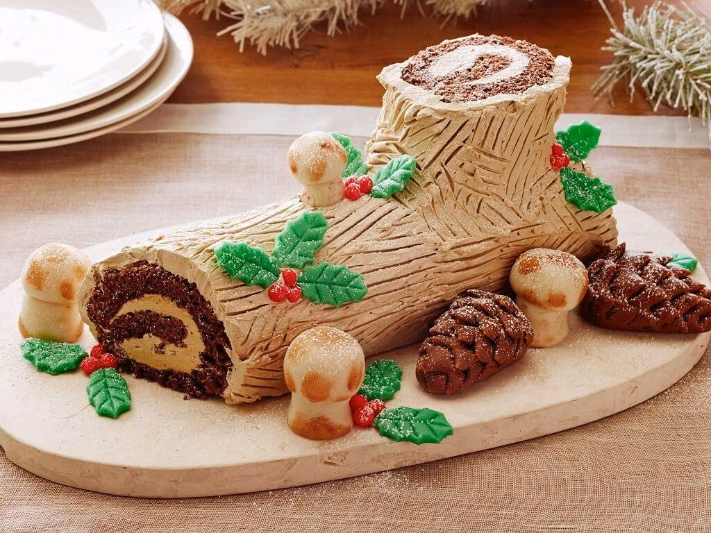 Bánh khúc cây (Buche de Noel), Pháp: Đây là loại bánh Giáng sinh truyền thống của Pháp. Buche de Noel trong tiếng Pháp có nghĩa là "khúc cây lễ giáng sinh". Đúng như tên gọi, chiếc bánh có hình một khúc gỗ với lớp kem socola phủ ngoài, bên trên và xung quanh được trang trí thêm những cây thông, thảm cỏ, ông già noel, nấm, quả việt quất...