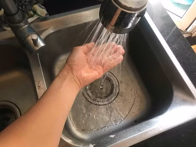 Nước chung cư Hà Nội bốc mùi lạ: Dư lượng clo nguy hiểm sức khoẻ thế nào? - Hình 2 Nuoc chung cu Ha Noi boc mui la: Du luong clo nguy hiem suc khoe the nao?-Hinh-2