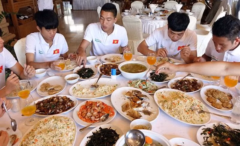 Phân bố bữa ăn hợp lý: Số bữa ăn cần có trong ngày gồm ba bữa chính và từ hai đến ba bữa phụ. Năng lượng phân bố như sau: bữa sáng 20-25%, trưa: 30-35%, chiều: 25-30%, bữa phụ: 10%.
