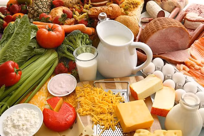Năng lượng quan trọng nhất cho vận động là bột đuờng (carbohydrat) từ gạo, ngũ cốc, bún, phở, mì, nui, bánh mì, trái cây... Chế độ này giúp cơ dự trữ glycogen, là năng lượng quan trọng cho vận động nên chiếm từ 60 đến 70% năng lượng khẩu phần.