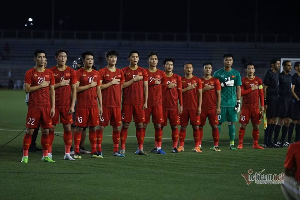 Chế độ dinh dưỡng hợp lý là chìa khóa quan trọng giúp các cầu thủ duy trì sự bền bỉ, dẻo dai và tốc độ trên sân cỏ. Chế độ ăn của các cầu thủ đội tuyển U22 Việt Nam cũng như các cầu thủ nói chung, ở giai đoạn trước, trong và sau tập luyện đều phải tuân theo nguyên tắc như sau. Ảnh: Vietnamnet.