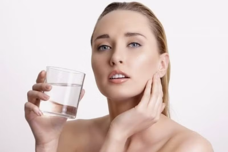 Cải thiện làn da: Mất nước gây ra nếp nhăm sớm và lỗ chân lông sâu trên da. Trong một nghiên cứu, người ta phát hiện ra rằng uống 500ml nước khi đói làm tăng lưu thông máu trên da và làm sáng da.