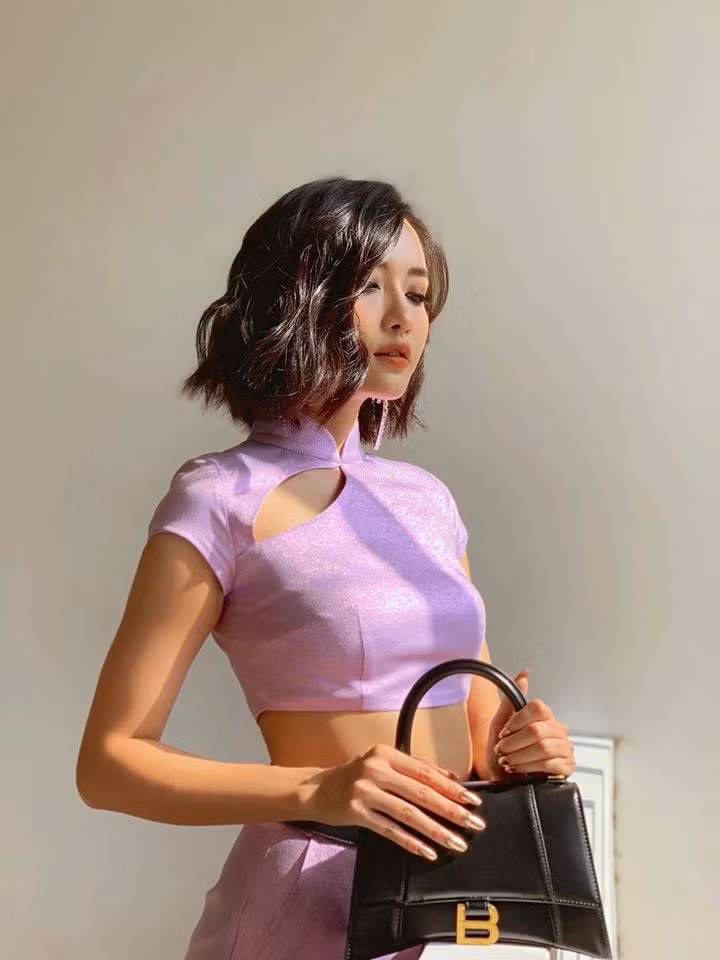Kể từ sau khi giảm cân thành công, cô nàng rất tích cực mặc áo croptop phô trọn vòng 2 hút mắt để “thả thính” cộng đồng mạng.