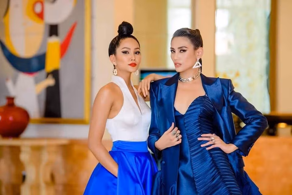 Cách ăn mặc thời thượng giúp người đẹp này đẳng cấp hơn bên cạnh hoa hậu H'Hen Niê.