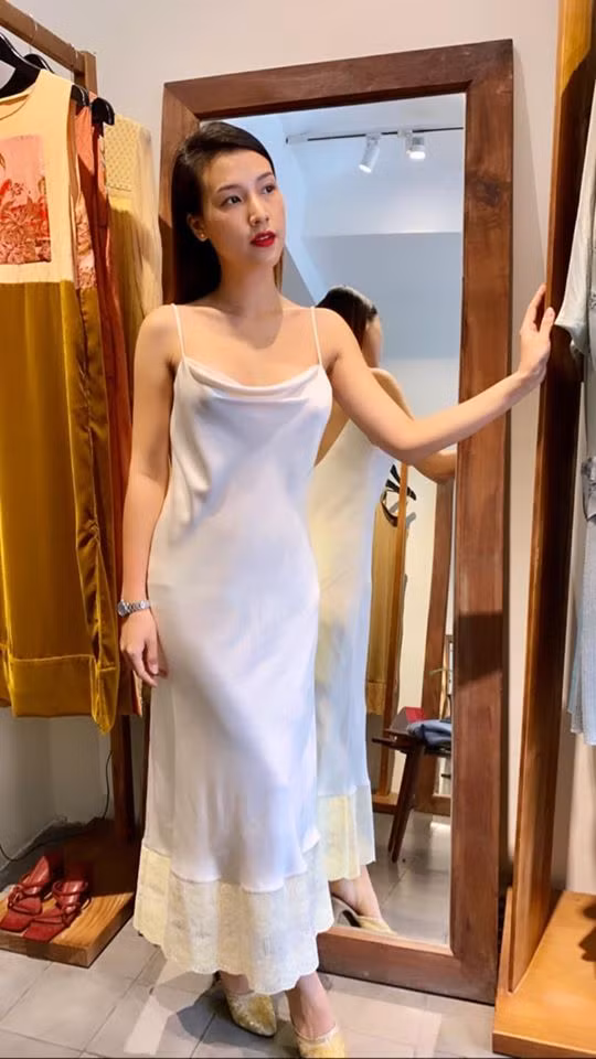 Hoàng Oanh trông cực quyến rũ trong chiếc váy hai dây tôn lên hình thể.
