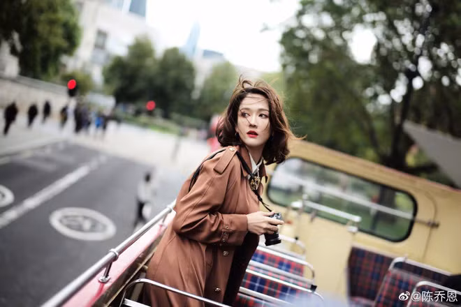 Tẩy trang kỹ lưỡng: Là một diễn viên thường xuyên trang điểm đậm, Trần Kiều Ân cũng vô cùng chú trọng vào việc tẩy trang cho da. Nhiều người thường chỉ tẩy trang qua loa cho xong nhưng Trần Kiều Ân lại rất cầu kỳ trong bước này.
