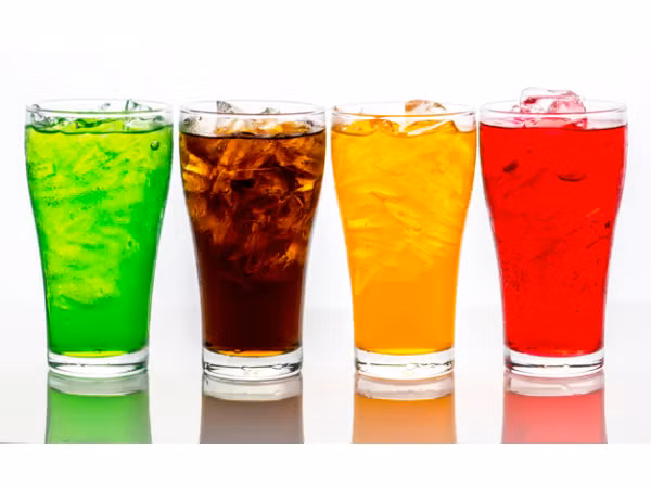 Đồ uống có đường: Như đã nói ở trên, đường cực kỳ có hại cho cơ thể bạn khi bị bệnh gút. Hàm lượng đường trong những đồ uống này được cơ thể bạn phân hủy khi tiêu thụ và được sử dụng để giải phóng purin - nguyên nhân chính gây ra các cơn gút. Một nghiên cứu đã chứng minh rằng nước ngọt có đường có liên quan đến việc tăng nguy cơ mắc bệnh gút ở nam giới.