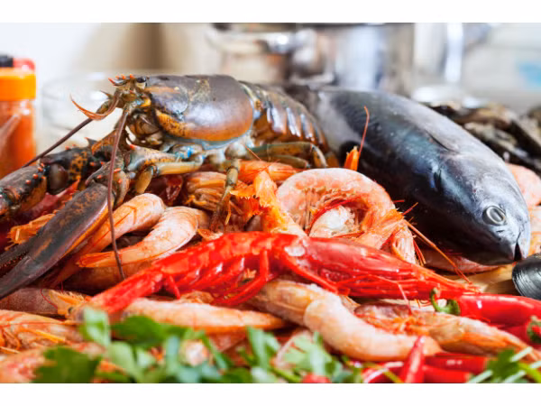 Động vật có vỏ: Một trong những loại thực phẩm đại kỵ với người bệnh gút khác là động vật có vỏ như tôm hùm và con tôm. Ngoài những thứ này, bạn cũng nên tránh tiêu thụ cá cơm, cá mòi, cá thu, sò điệp, cá trích, trai, cá tuyết, cá hồi và cá tuyết. Hàm lượng purine cao trong những thực phẩm này có hại cho người bệnh gút.