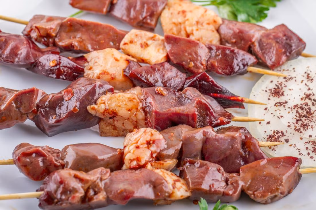 Nội tạng: Người bệnh gút nên kiêng tất cả các loại nội tạng động vật như gan, thận và não vì chúng có chứa lượng purine cao, có thể làm tăng mức độ viêm và kích hoạt các cơn gút.