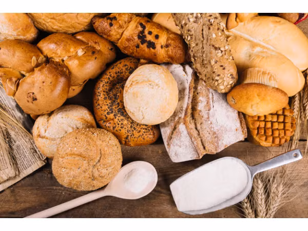 Carbohydrate tinh chế như bánh mì trắng, gạo trắng, mì ống, đường có thể ảnh hưởng đến nồng độ axit uric trong cơ thể, do đó gây ra các cuộc tấn công bệnh gút. Carbohydrate tinh chế có hàm lượng đường cao, mà các nghiên cứu chỉ ra, có liên quan đến béo phì - một yếu tố nguy cơ gây bệnh gút.