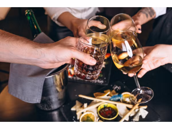 Rượu: Uống rượu, bia và đồ uống có cồn khác có liên quan đến nguy cơ mắc bệnh gút ở một mức độ nào đó. Một nghiên cứu đã chứng minh mối tương quan trực tiếp giữa uống rượu bia và bệnh gút. Ngay cả rượu vang cũng làm tăng nguy cơ bị bệnh gút. Do đó người bệnh tuyệt đối nên kiêng rượu bia.