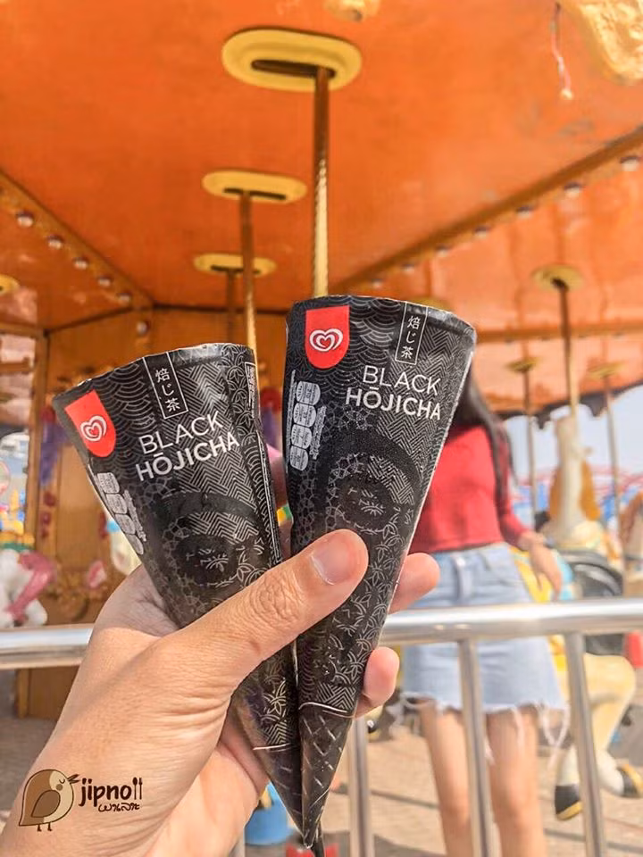 Kem có vị trà Hojicha Nhật Bản hoà quyện với sốt chocolate đậm đà, lại thêm hạt bánh chocolate trân châu lạ miệng, giòn tan rôm rốp, vỏ ốc quế màu đen rất “ngầu”.