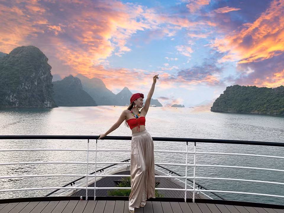 Người đẹp gốc An Giang thường xuyên ăn mặc gợi cảm trong các chuyến du lịch.