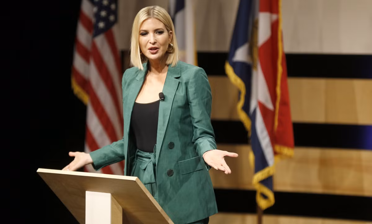Chuyên gia trang điểm riêng của Ivanka thường dành lời khen 8X có làn da đẹp, mịn màng. Điều này bắt nguồn từ chế độ ăn uống lành mạnh của ái nữ Tổng thống Trump.