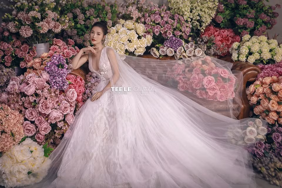 Một chiếc đầm cưới lộng lẫy khiến Đông Nhi trông như nữ chính bước ra từ truyện ngôn tình.
