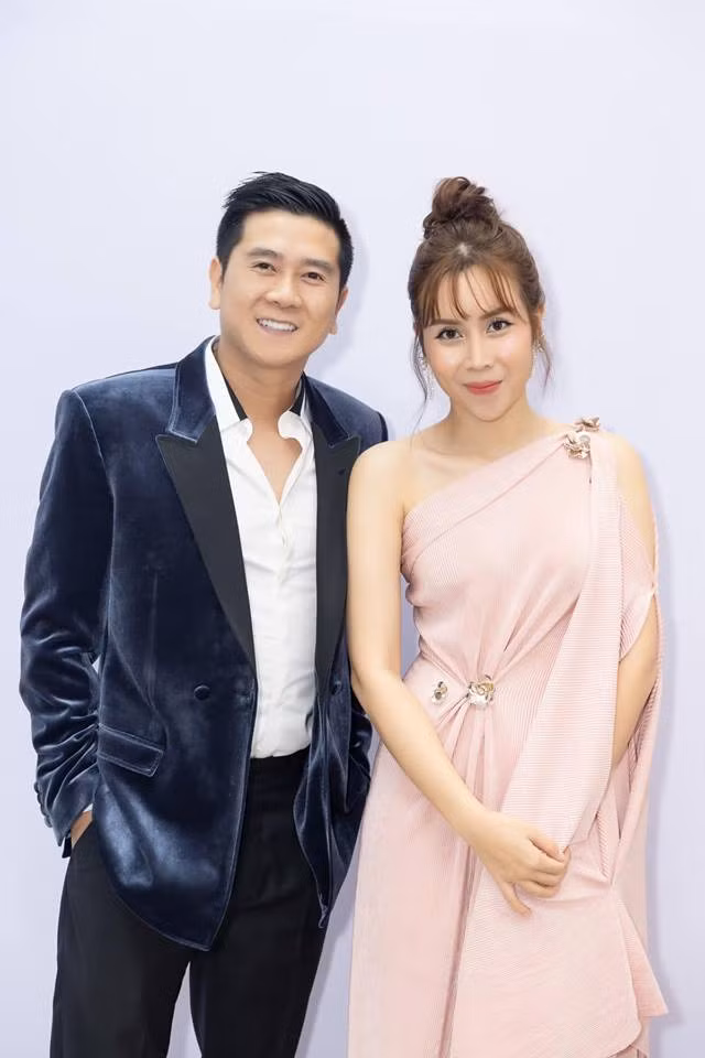 Cặp đôi được yêu mến bởi mối tình đẹp và êm đềm hơn 10 năm. Phong cách thời trang của họ vô cùng ăn ý.